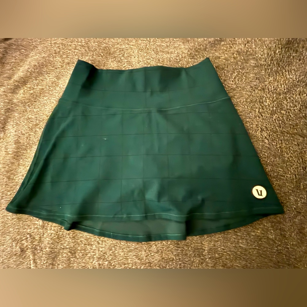 Vuori Volley Skirt.   Green window pain print.  SZ.S